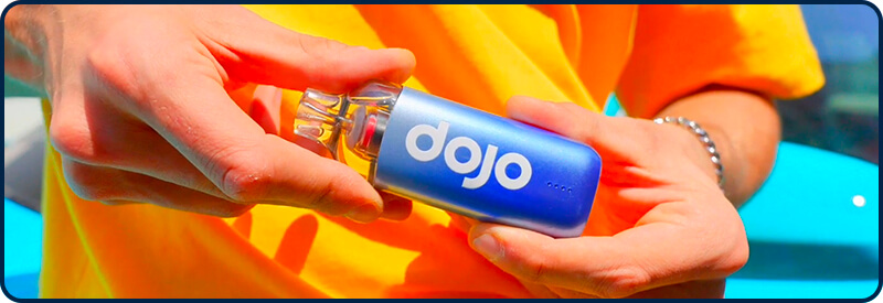 La Dojo Blast 30000 tenue en main