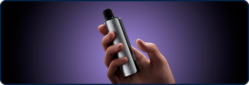 La puff rechargeable Elfa Master tenue en main